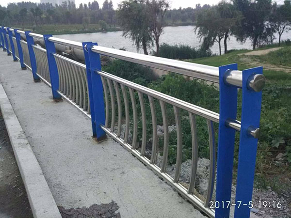 201不銹鋼復(fù)合管護(hù)欄